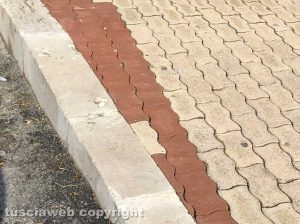 Viterbo - Piazza dei Caduti - Marciapiede con mattoni diversi