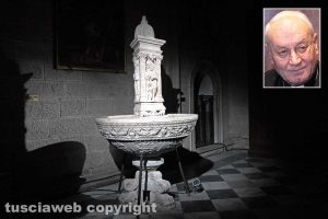 Viterbo - Duomo - Il fonte battesimale di Francesco d'Ancona dopo il restauro degli studenti Unitus - Nel riquadro il vescovo Lino Fumagalli