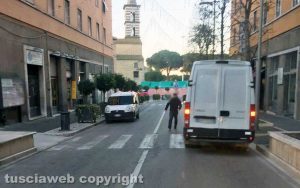 Viterbo - Via Marconi - Veicoli in sosta vietata