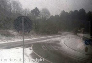 Maltempo - Neve - Pullman bloccati e auto fuori strada sulla Cimina
