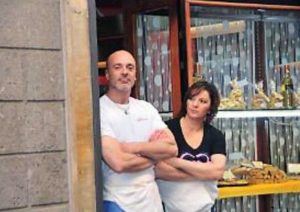 Tonino Carbone fuori dalla pasticceria in via Roma 