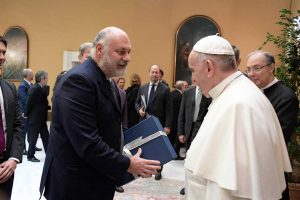Il consigliere regionale Pd Riccardo Valentini con papa Francesco