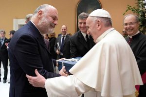Il consigliere regionale Pd Riccardo Valentini con papa Francesco