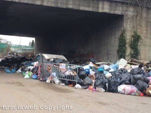 Viterbo - Rifiuti in strada Castiglione