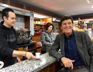 La foto di Gianni Morandi al bar di Vetralla