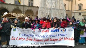 Viterbo - La calza della Befana più lunga del mondo