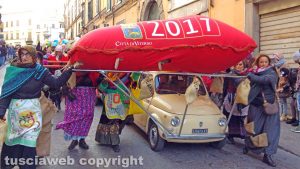 Viterbo - La calza della Befana più lunga del mondo