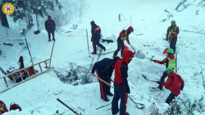 Tragedia a Rigopiano, valanga sull'hotel - Soccorritori al lavoro