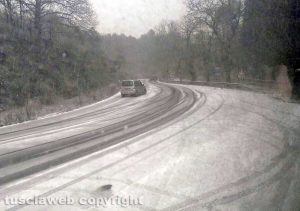 Maltempo - Neve - Pullman bloccati e auto fuori strada sulla Cimina