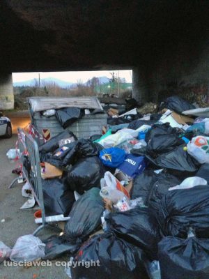 Viterbo - Rifiuti in strada Castiglione