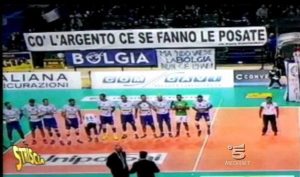 I tifosi del Tuscania volley su Striscia lo striscione