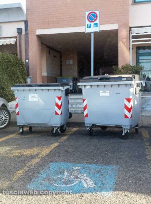 Viterbo - Via Falcone e Borsellino - Secchioni sul posto per disabili
