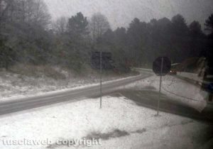 Maltempo - Neve - Pullman bloccati e auto fuori strada sulla Cimina