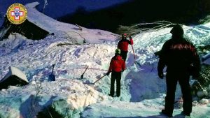 Tragedia a Rigopiano, valanga sull'hotel - Soccorritori al lavoro