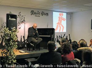 Viterbo - L'ex tastierista dei Matia Bazar Mauro Sabbione al Music shop