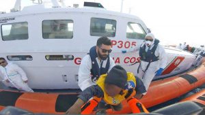Il personale della motovedetta della Guardia Costiera CP 305 in azione