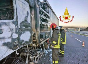 Tir in fiamme sulla A12 - L'intervento dei vigili del fuoco