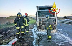 Tir in fiamme sulla A12 - L'intervento dei vigili del fuoco