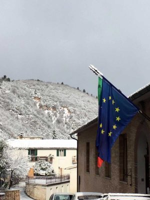 Il comune di Serrapetrona circondato dalla neve 