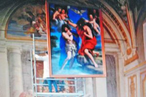 Lo stendardo del Gonfalone tolto dalla chiesa per restaurarlo