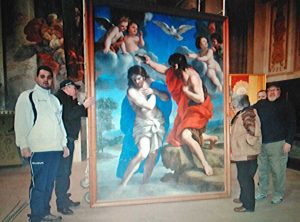Lo stendardo del Gonfalone tolto dalla chiesa per restaurarlo