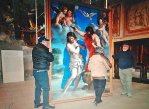 Lo stendardo del Gonfalone tolto dalla chiesa per restaurarlo