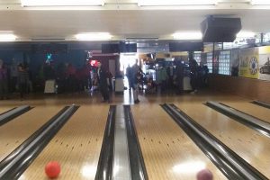 Viterbo - Gli studenti viterbesi a scuola di bowling