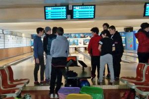 Viterbo - Gli studenti viterbesi a scuola di bowling