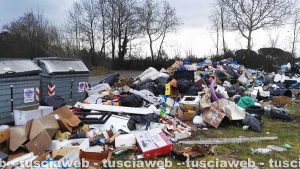 Viterbo - La discarica di rifiuti all'Acquarossa