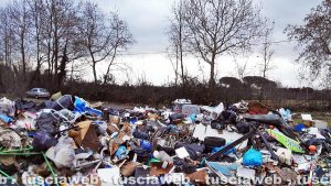 Viterbo - La discarica di rifiuti all'Acquarossa