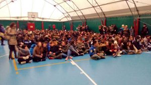 Gli alunni raccolti all'istituto Vanni dopo la scossa di terremoto