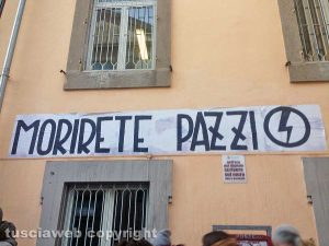 Viterbo - Lo striscione di minacce davanti al Santa Rosa