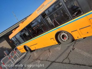 Francigena - Il bus con la ruota rotta