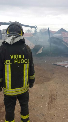 Ronciglione - Vigili del fuoco - Il deposito di frutta distrutto dalle fiamme