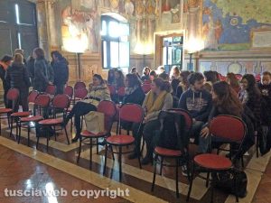 Studenti e docenti dell'Unitus lasciano palazzo dei Priori