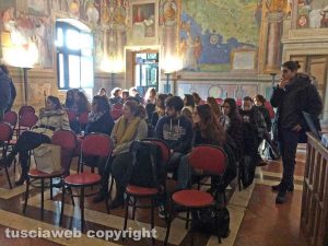 Studenti e docenti dell'Unitus lasciano palazzo dei Priori