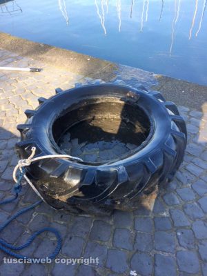 Capodimonte - Pneumatici e rifiuti nel lago