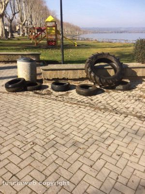 Capodimonte - Pneumatici e rifiuti nel lago