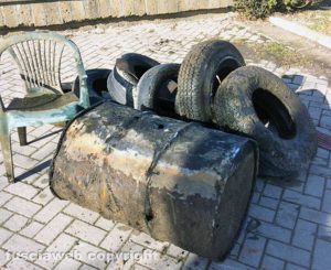 Capodimonte - Pneumatici e rifiuti nel lago