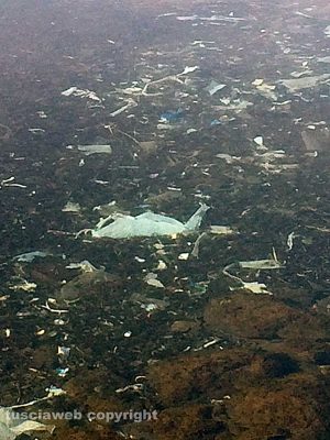 Capodimonte - Pneumatici e rifiuti nel lago