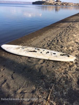 Capodimonte - Pneumatici e rifiuti nel lago