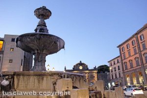 Viterbo - Stalattiti di ghiaccio sulla fontana di piazza della Rocca