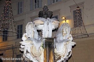 Viterbo - Stalattiti di ghiaccio sulla fontana di piazza delle Erbe