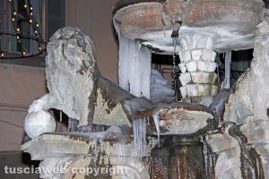 Viterbo - Stalattiti di ghiaccio sulla fontana di piazza delle Erbe
