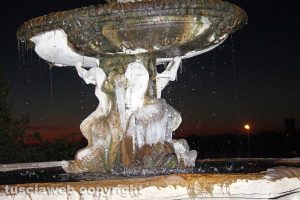 Viterbo - Stalattiti di ghiaccio sulla fontana di palazzo dei Priori