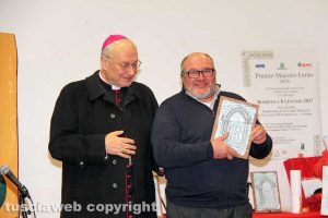 Viterbo - Premio Maestro Fardo - Il vescovo Lino Fumagalli consegna il riconoscimento a Franco Chiaravalli, priore della chiesa del Gonfalone