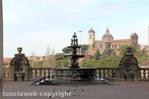 Viterbo - Il cortile di palazzo dei Priori