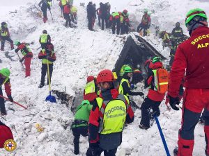 Tragedia a Rigopiano, valanga sull'hotel - Soccorritori al lavoro