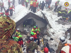 Tragedia a Rigopiano, valanga sull'hotel - Soccorritori al lavoro
