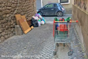 Viterbo - Rifiuti e sporcizia in via della Parrocchia